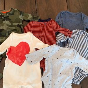 Lot of 6 baby gap onesies footies newborn